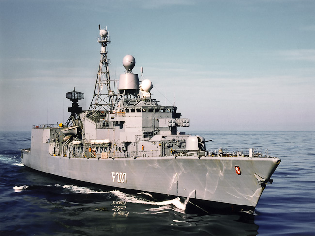 Fregatte Bremen im Mittelmeer bei ruhiger See